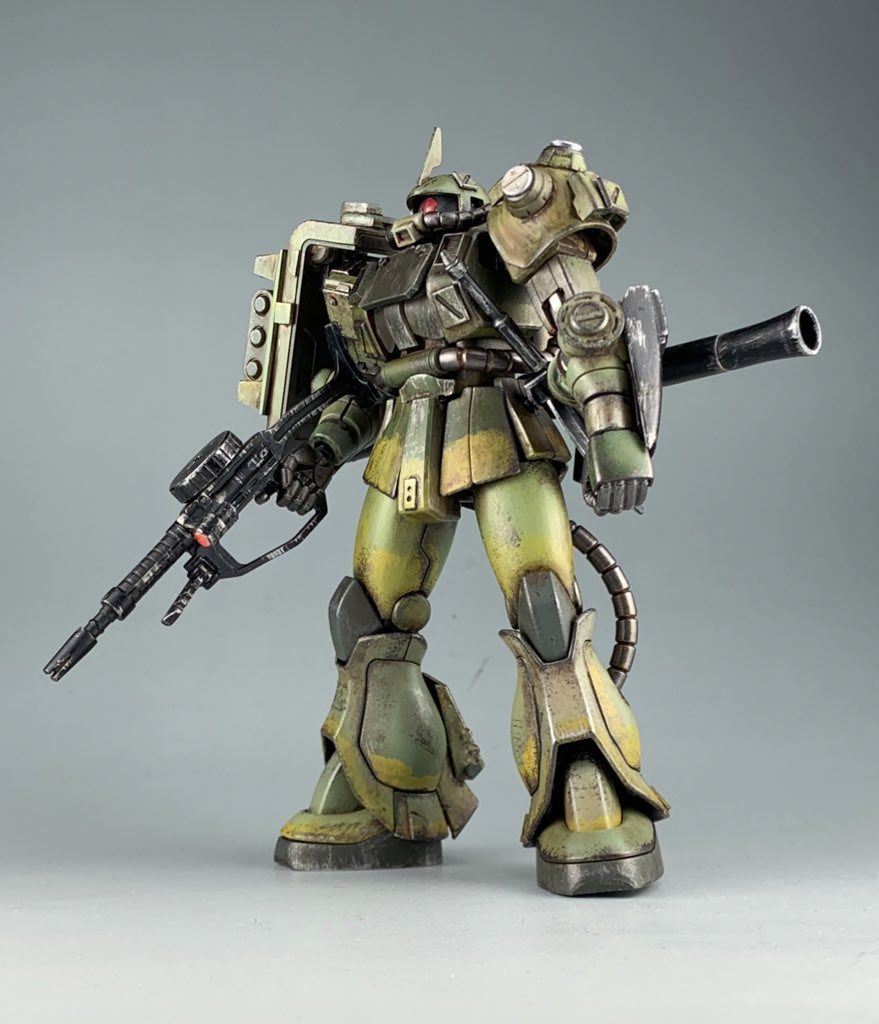 全身にジャンクパーツを張り付けてディテールアップし、ガンダムマーカーで塗装後、お気軽汚しを施しています。