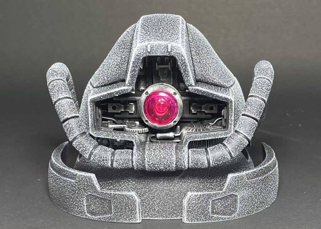 モノアイ周辺の内部パーツはジャンクを盛ってメカ感を出してます。