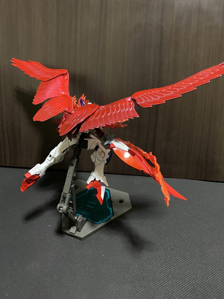 後ろから見るとこんな感じ。プランダーはサンバーストモードでも使えますが、エネルギーコンデンサであるクリアパーツがパージで吹っ飛ぶため吸収→本体に貯蔵し切れない分はすぐ放出という形になってしまいます。この機能は吸収系のシステムに有りがちな「吸収し切れない量をぶつける」戦術への対策であったり特性上短期決戦に持ち込めないと不利になるなど、見た目に反して使い所の見極めが重要な必殺技でもあります。