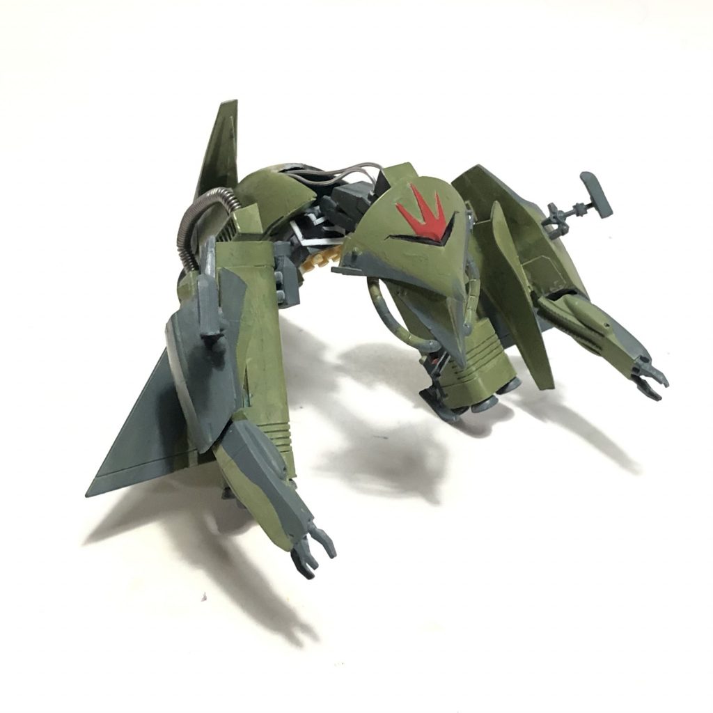 ジャンブロB実はビグロの強化バリエーションの一つ。遠距離支援型という説もある。ビグロの機体をスリム化した上で、装甲を強化、武装面でもメガ粒子砲の出力向上に加え、腕部クローに対MS用ビーム砲を装備。MAの長所である圧倒的な巡航性能および破壊力を高次元で実現している。