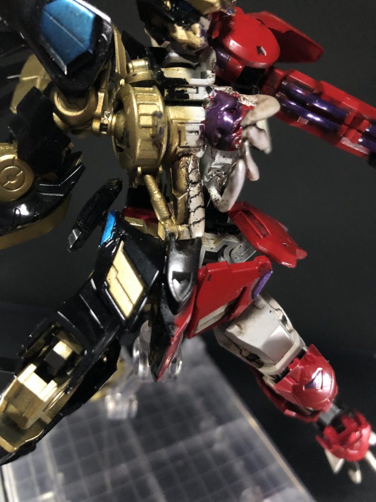 左半身の有機物っぽさのこだわりとして心臓っぽいもの作ったり背骨っぽいモールド作ったりしてます!