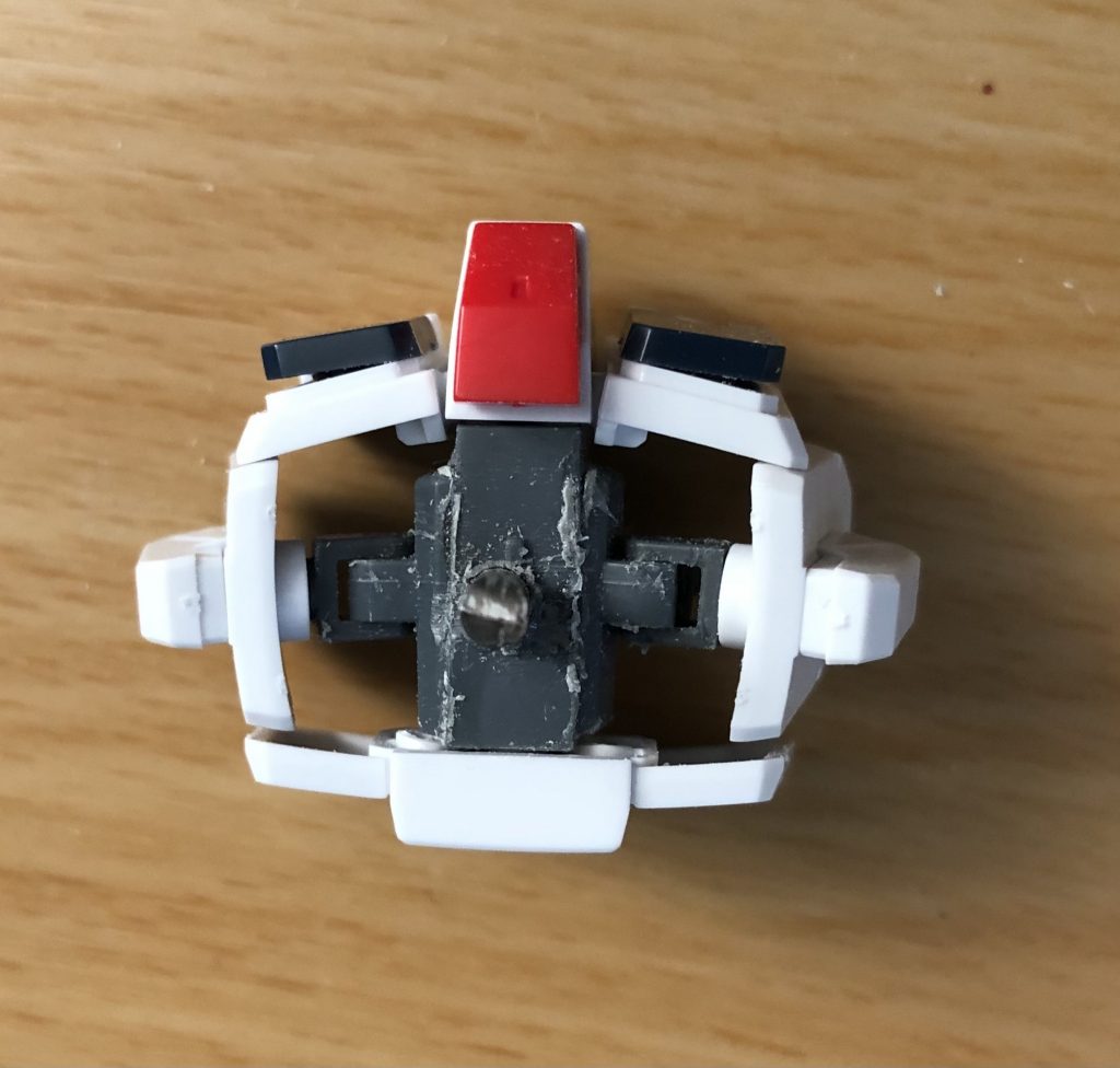 オムツ、キットのままだと横幅が広く、下半身マッチョに思えたので、約2mm幅を詰めている。