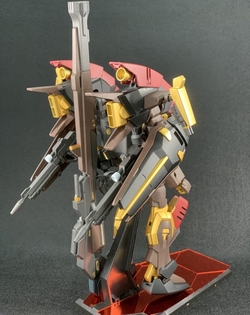 背面。見えにくいですがバックパックにHGヴェルデバスターの両腕がそのまま付いてます。最初はつける予定無かったのですが、Twitterのフォロワーさんからそのままサブアームにしたら面白そう、と意見を頂いてつけてみました。