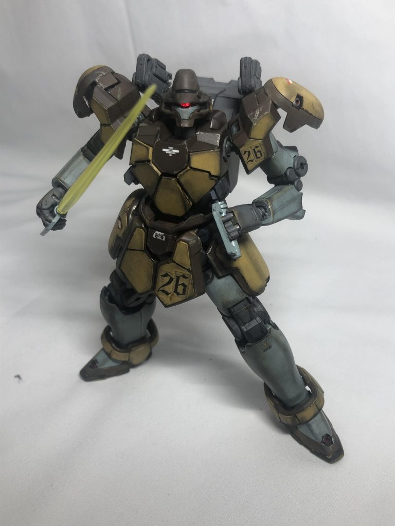 弾切れ後の近接装備として脇下にビームサーベルを装備させました。可動指でも持たせやすくナックルガード付きのものをオリジナルで制作。