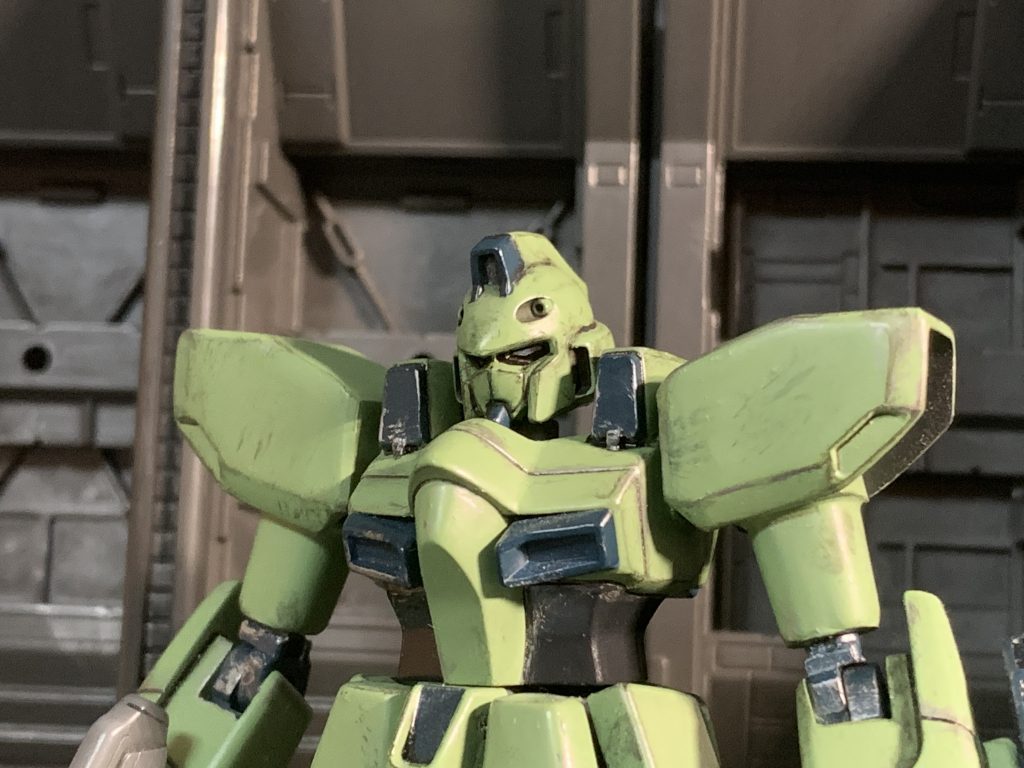 今回の改修箇所ガンイージのマスクに縦線ラインのモールドを掘り直しましたてっきりエッジのラインだと思っていたら後々設定画やらアニメで普通にモールド扱いだったのを知ったので今回モールド掘りましたでもRE1/100だとモールドないんですよね