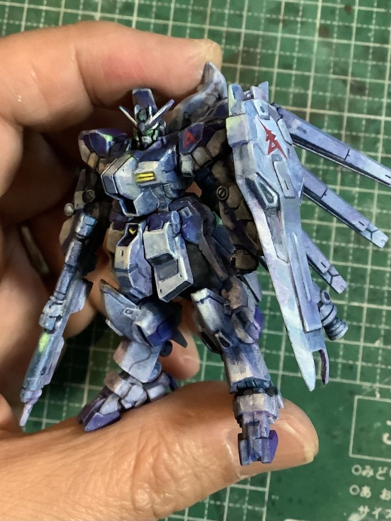 面相筆でチマチマと塗り重ねているところアムロのエンブレムも手書きです