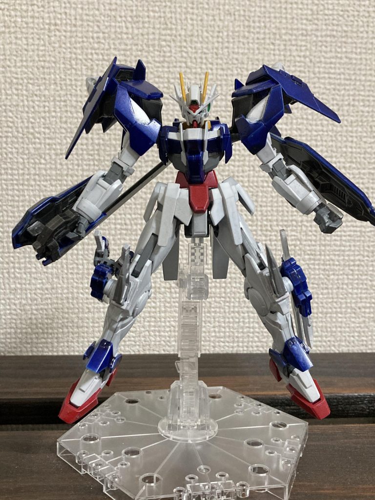 AGE3ノーマルの腰は少しゴツかったのでサイドをギリギリまで削りシャープ化画像加工とか出来たらトランザムも再現したかったんだけど、どうやってやるのかイマイチ分からなかったので断念(-.-;)いつになるかは分かんないけど、最終的にはソレスタルビーイング全機作って並べたいな〜って思ってます