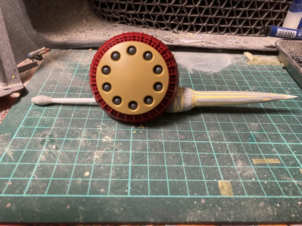 シールドランスがメインになるのでこちらの説明を。ベースはHGUCギャン(Revive)のシールド。WAVEの大型バーニアを軸にプラ棒､プラパイプ、エポパテによる削り出しでランスを作りました。