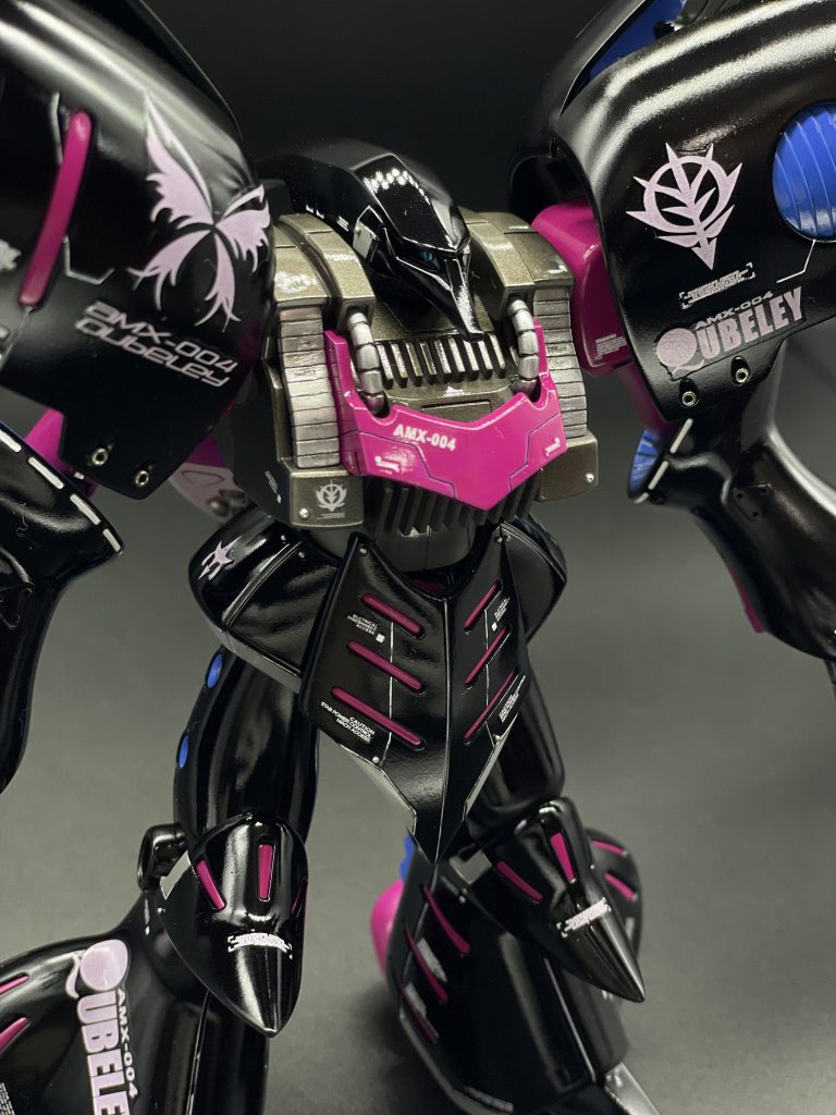 アイはブルーグリーンでシックに。ボディはモールドとマスキングで塗り分けました。