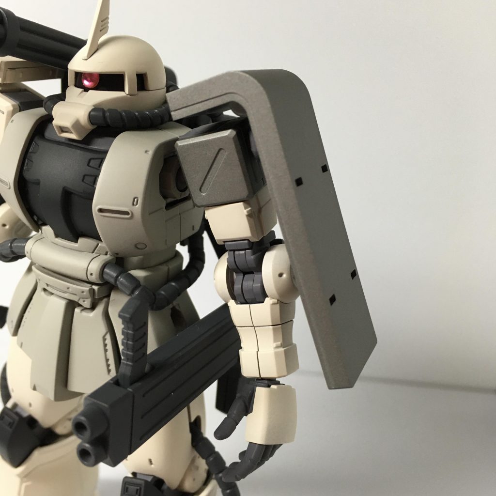 スパイクではなくこちら側もシールド装備になっています素組みで組んでいたオリジンのザクⅠからとってきたパーツです