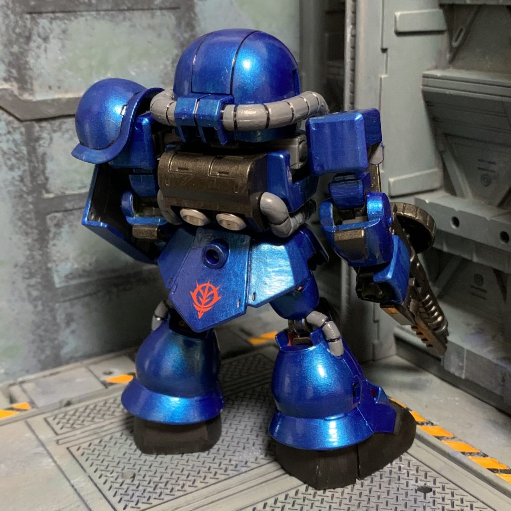 デカール貼ってみたいけどセンスがないため、リアビューはジオンマークのみで寂しげです。