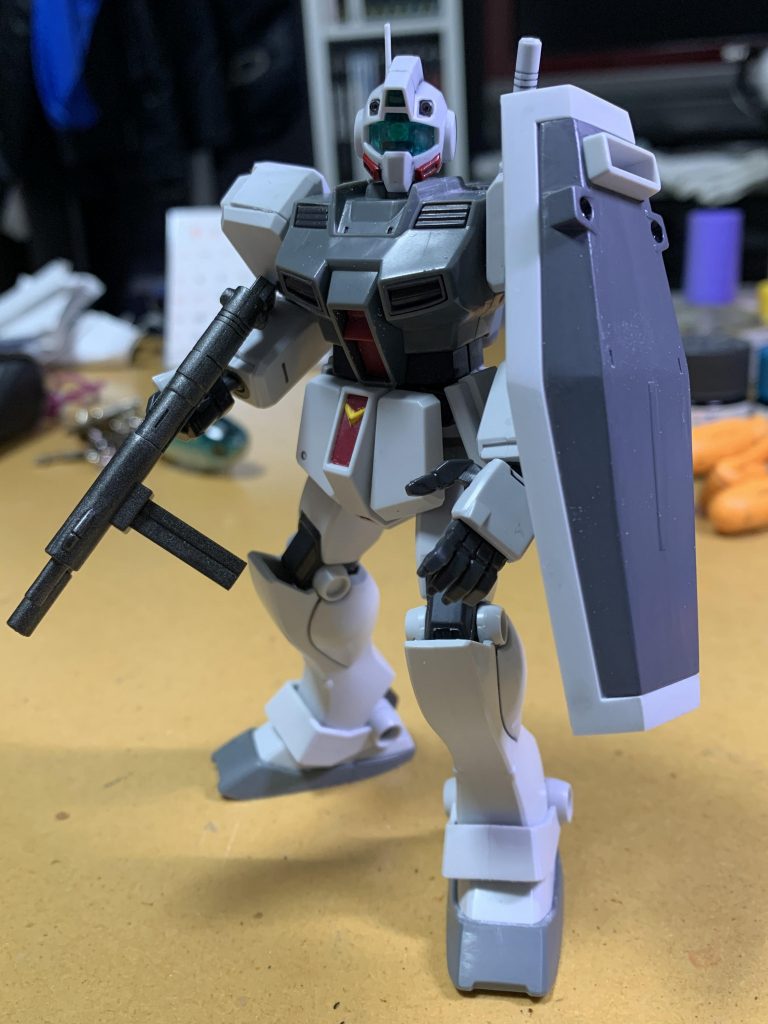 成型色のまま(一部部分塗装)各種デカールを貼り、艶消しクリアーを筆塗りでコーティングして仕上げています。