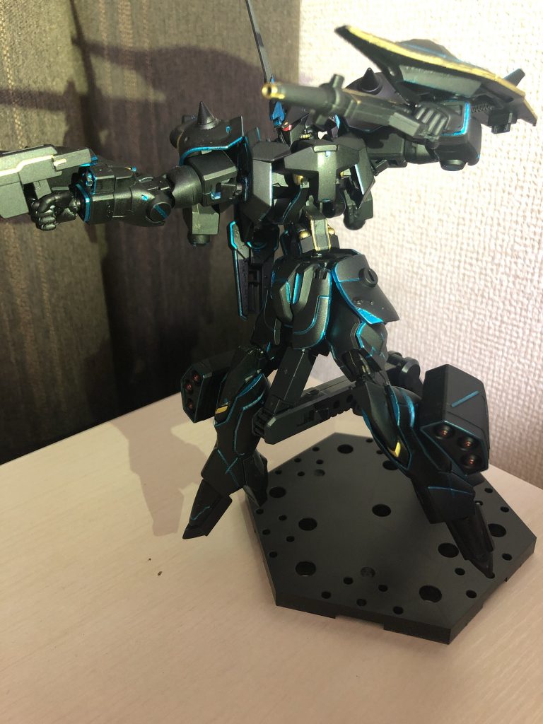 二丁拳銃を活かしたポーズAGE2のライフルを使用しました。シンプルなデザインなので、スッキリして見えるかなと思ってます。