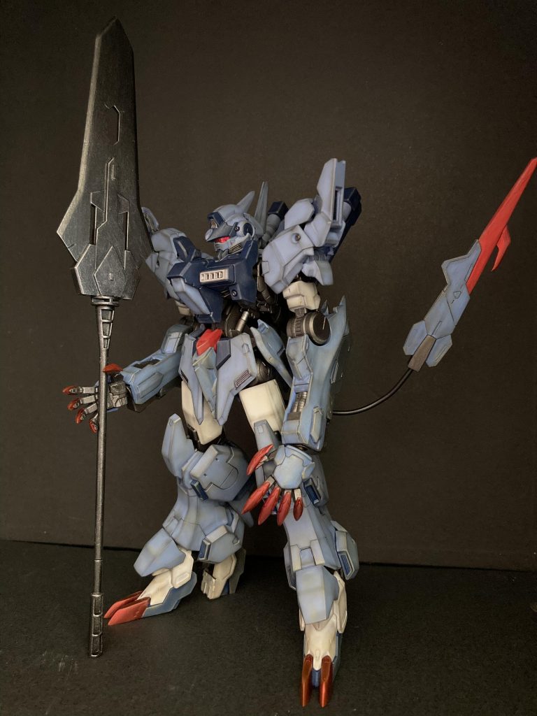 武器である大型スピアメイスを持たせて。鉄血ならやっぱり一振りの大型武器が欲しい!となり、今回トーリスリッターとルプスレクスのミキシングメインだったので超大型メイスを持たせればいいのでしょうが、騎士っぽくしたかったのでジャンクとなっていたHi-νヴレイブのバインダー剣を繋ぎ合わせて面一にし、先端部をシャープ化、持ち手は鉄血のオプション8?にあったピッケルの柄をくっつけて、隙間にプラ板貼りました。武装はこの大型スピアメイスとテールブレード、手足の赤いネイルのみと、格闘特化機体です!
