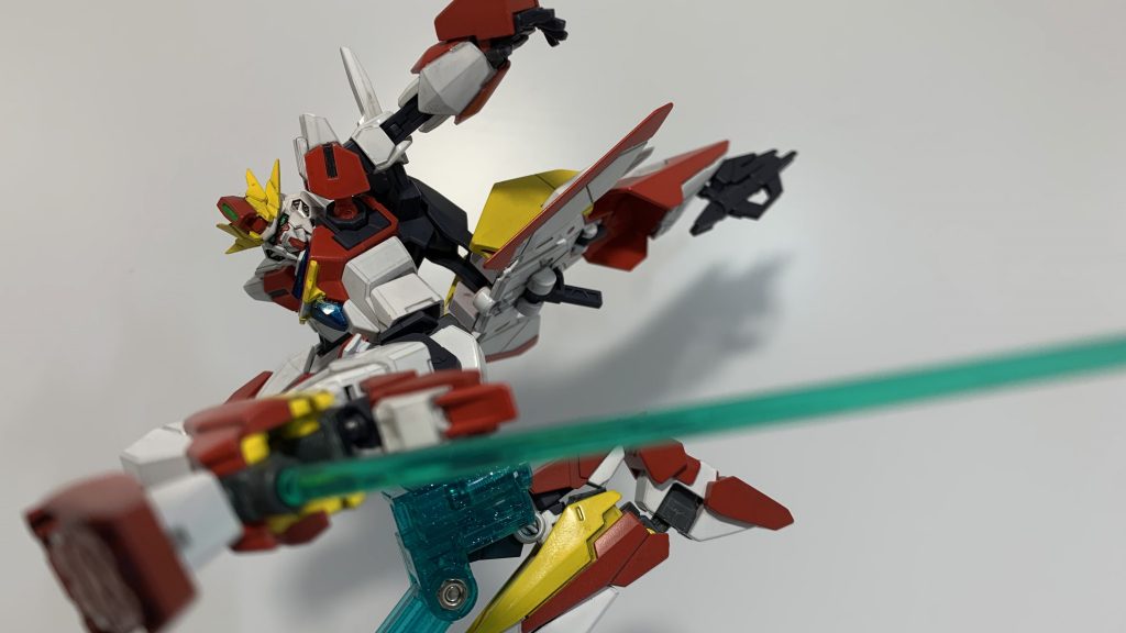 《空裂爪ホークネイル》脚部を変形させることで現れる鷲の爪のような武装。主に不意をついた奇襲や、乱戦中における格闘の絡め手として使用される。また、展開中は展開部中心からビームサーベルを発振することも出来る。