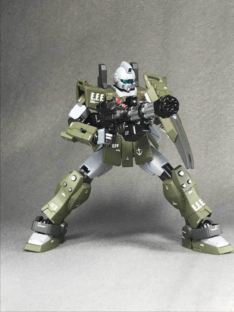 腰だめ射撃ポーズ実はサイドアーマーの予備マガジンが邪魔でなかなかポーズが決まらないw