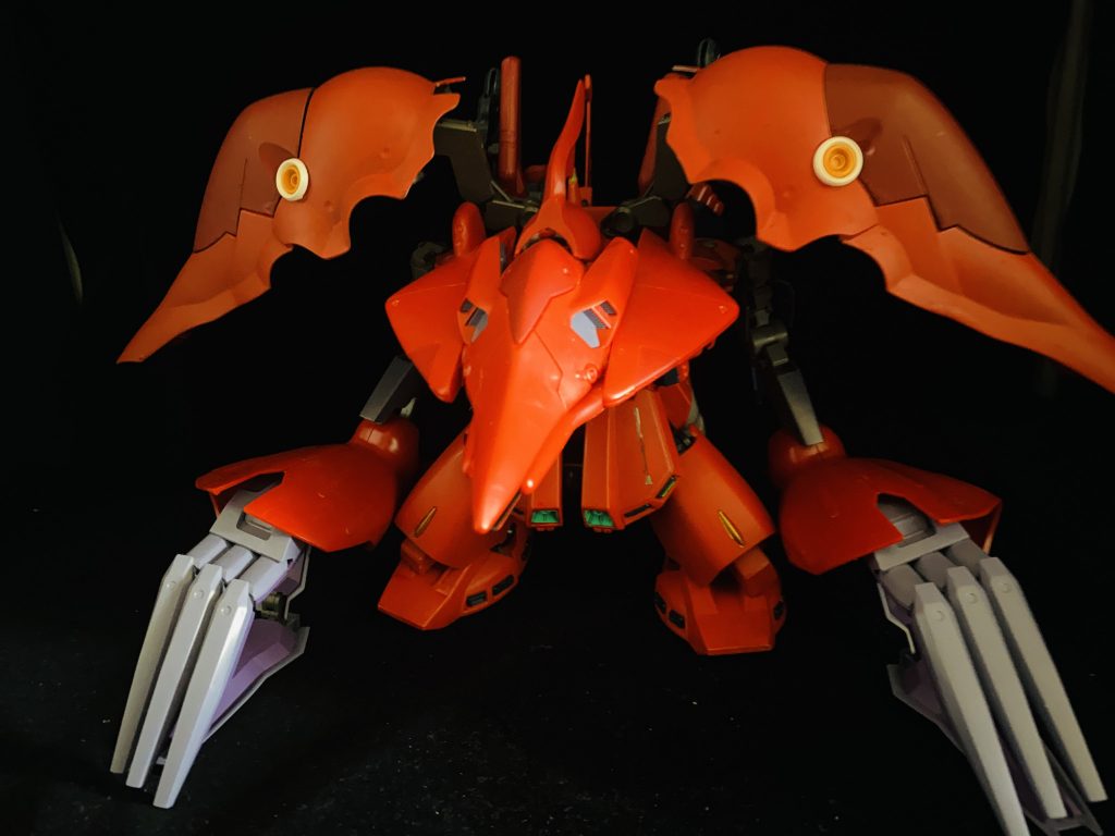 シャンブロの特徴的な顔は、ヴァルヴァロを強引に持たせて再現！クローはシャイオーンのバックパック。袖はMGサザビーになります。