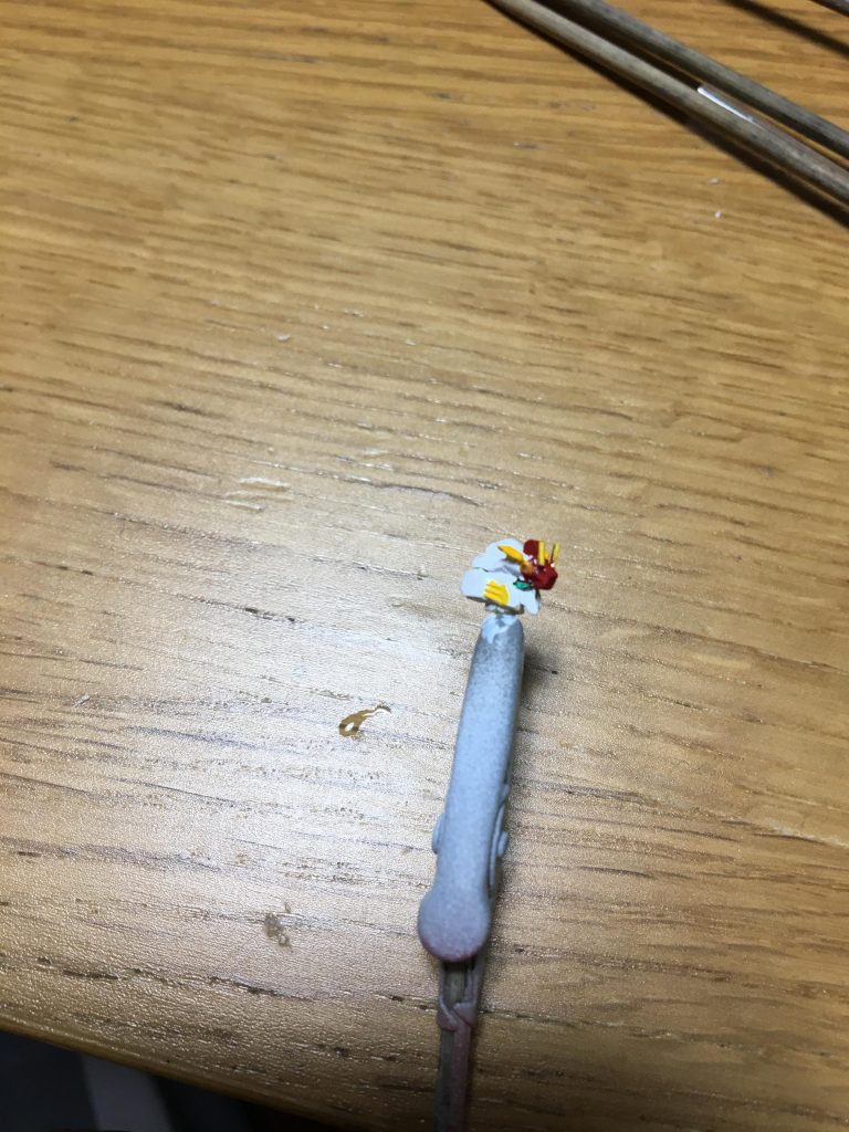 アンテナはシャープ化と真ん中の細いアンテナは真鍮線で作り直ししてあります。目やセンサー部はホイルシールを切出して貼り付けてあります。