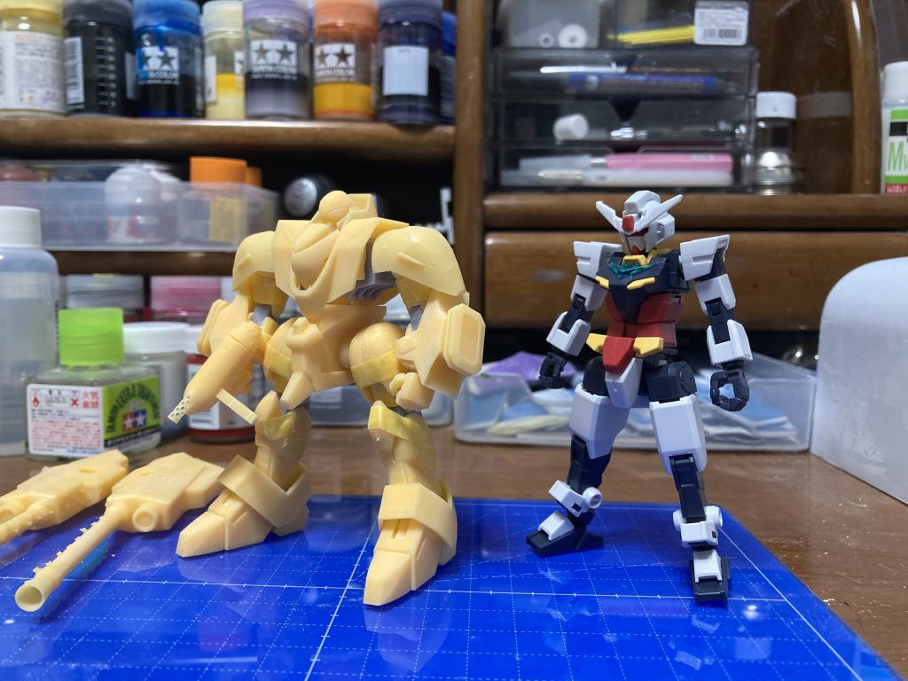 1番わかりやすい大きさ全身の関節の軸は2mmで作成というのも、コアガンダムと違い全身合わせて9.6㎝なので3mmだと大きすぎるという前代未聞の問題バンダイ特有のポリキャップとかが一切使えない上に他キットに流用できる要素が微塵もない為、1/144キット化されない理由はここにあると思ってるキット化したら恐らくバンダイは正気じゃない