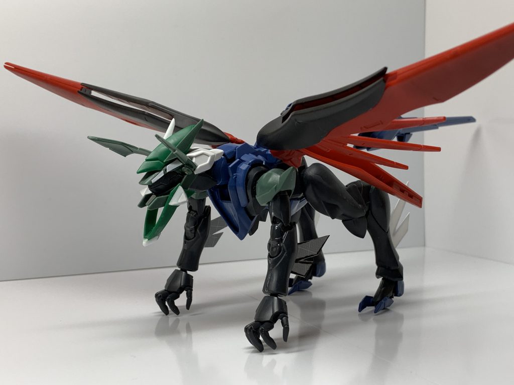 耳を欠けさせ、バルバトスの腰部サイドアーマーを頭部左右に、フェニーチェの膝を頭部中心に接着、あとは切り飛ばしたダナジンの角とプラ板で更に雰囲気が出るようにしました