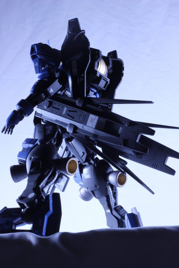 北欧神話におけるオーディンの息子ヴィダールからとったであろう本機は、伝説の通り「強い靴」を履いている様に見えます。オルフェンズ系機体はどれも脚がエロくてカッコいい(⑉• •⑉)♡動力パイプはトップコート後にエナメルのシルバーを筆塗り。