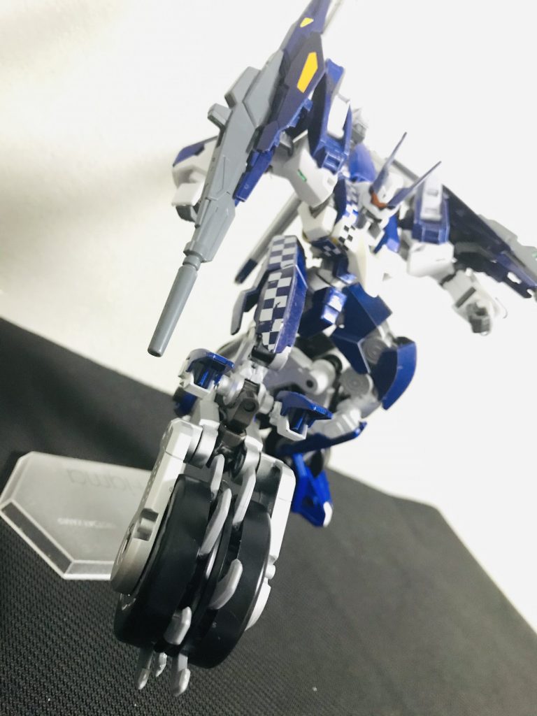 ・MS時でのホイールカッター宇宙戦等ではバイクモードが活かし難いので、脚部だけ変形させてホイールキックをする。