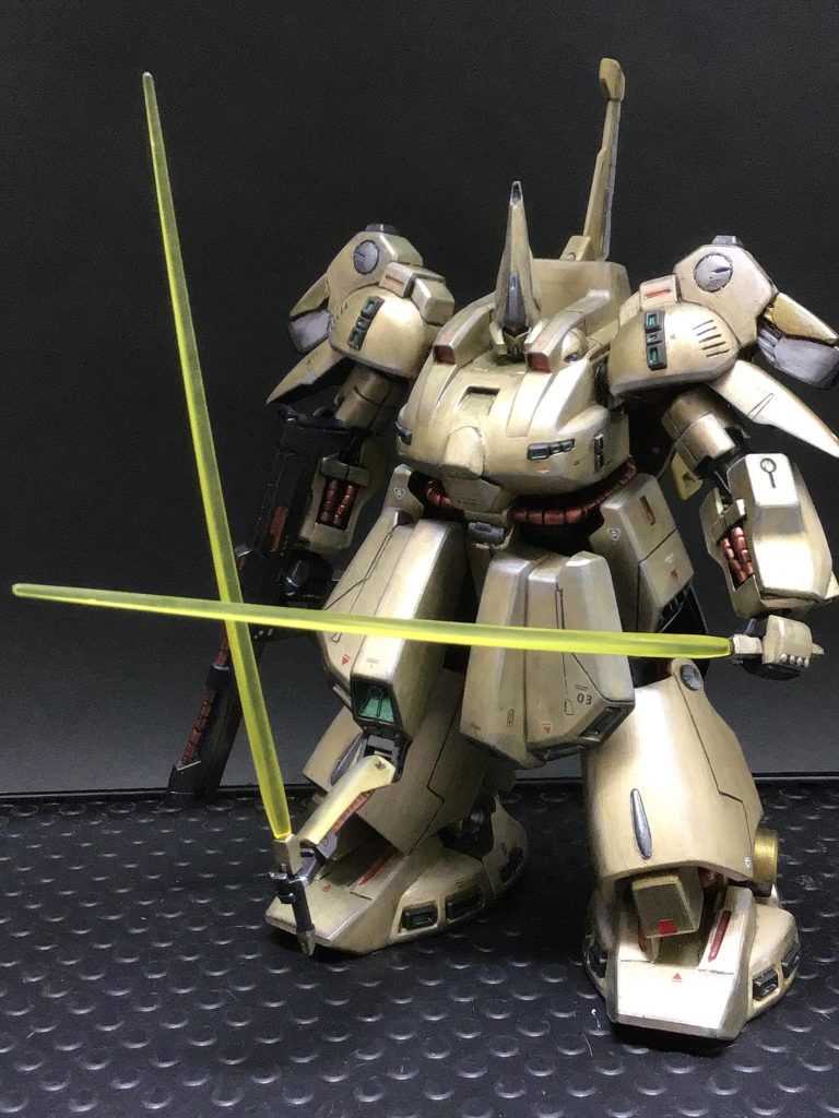 メタリックだけど鈍く重く光って見えるように下地を黒にしてから塗装していきました。水性塗料とエナメル塗料を使った筆塗り全塗装です。