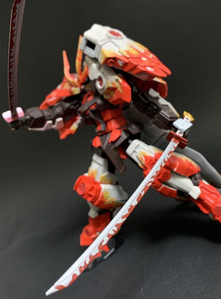 煉獄さん仕様日輪刀の特徴である、刀身の炎模様も再現。正式には鍔の形とかも違うけれど、塗り以外の工作は最小限にしたかった為ほどほどに。