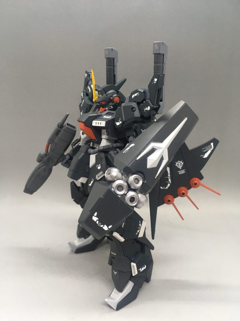 横から。盾はかっこよく構えられるようにジャンクパーツで持ち手を作りました。ハンドパーツはコトブキヤのものを使用。