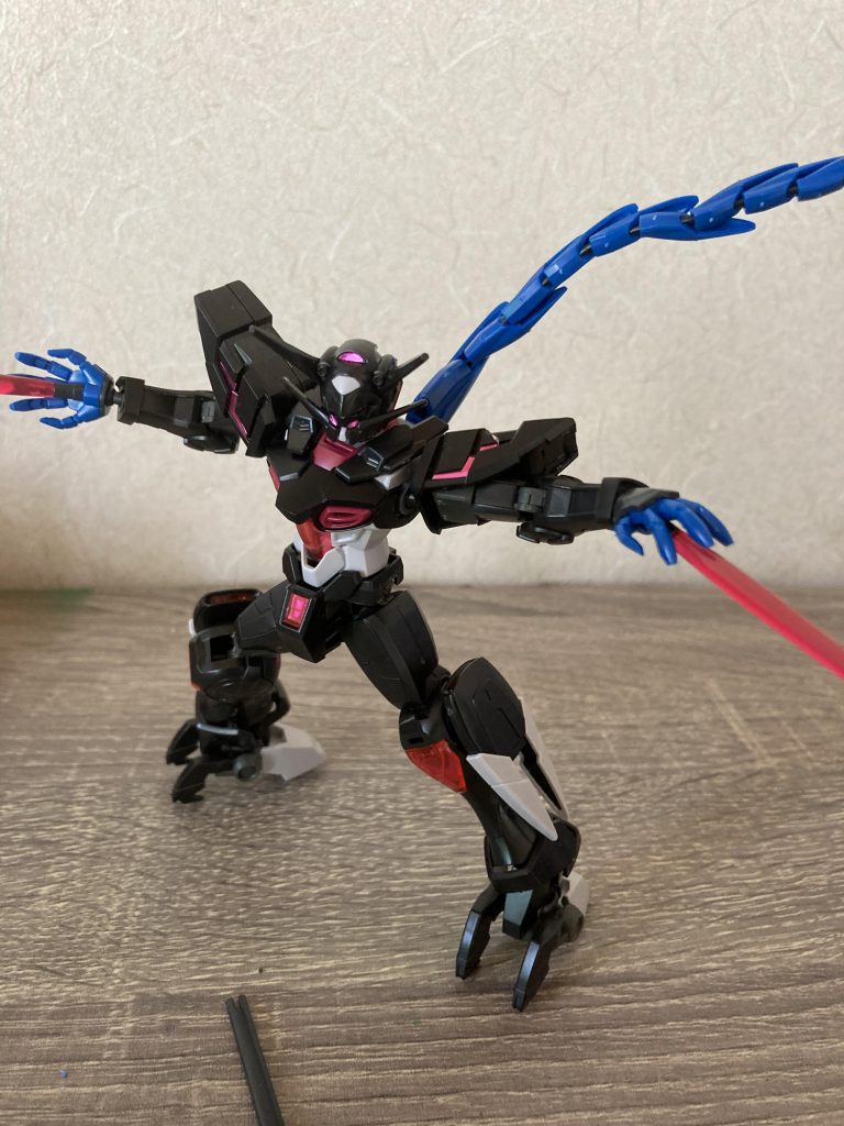 両椀部のマニュピレーターからはビームサーベルを発生させる事が可能で、ビームスポットガンとしても機能します。