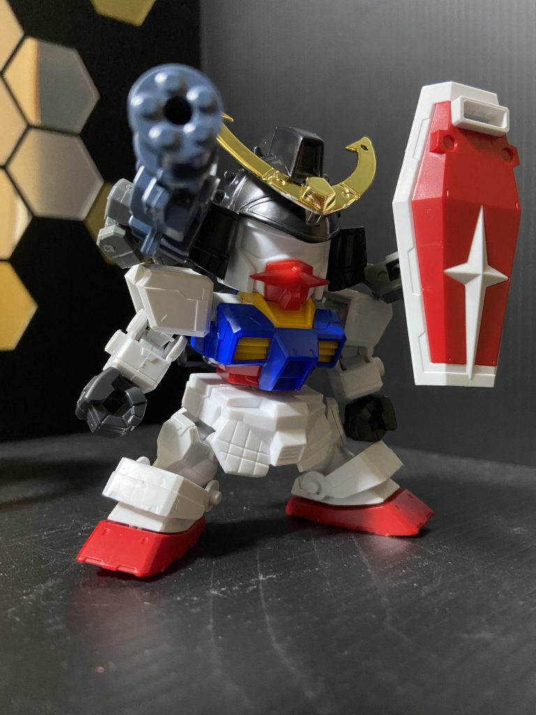 元キットへのリスペクトと、新たな時代のアレンジ感のバランスを今回は一番に意識しました。サンダーボルト的なアームによるシールド可動と、オリジン的な肩武装、SDフレームによる高頭身化に次世代感は全て集約しました。SDCS シリーズ好きなのですが、フロントスカートのミニスカート感だけは苦手なので、元キットのものを採用してます。