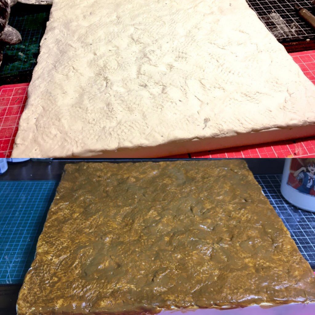 地面作り。フォトフレームに粘土を盛りブラシで慣らしてから絵の具で下塗り