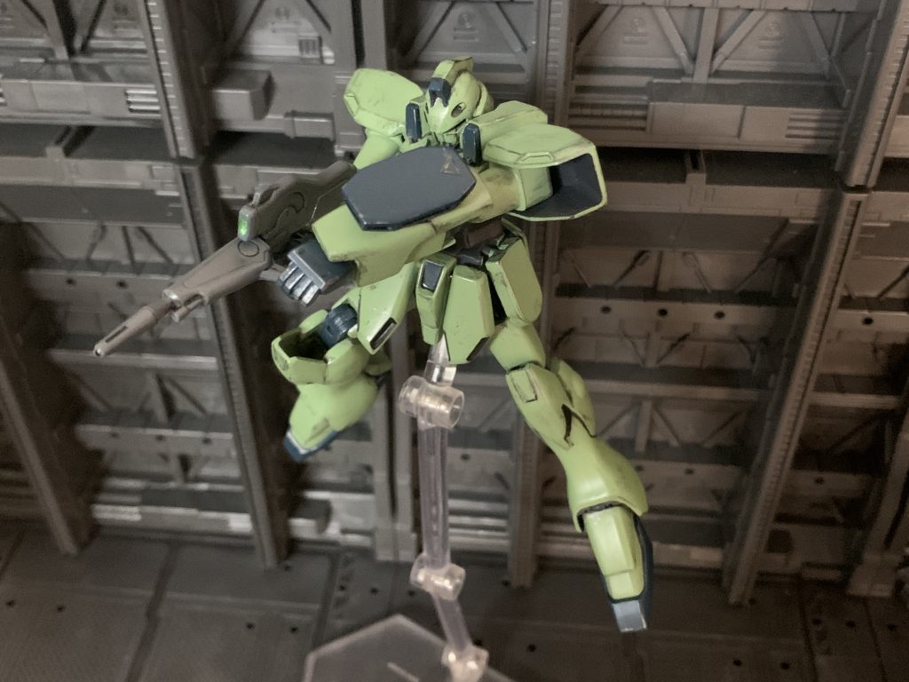 ビームライフルのフォアグリップを可動するように改造して両手持ちできるようにしました…が、肝心の左の持ち手パーツが行方不明だったのでそれっぽく写真撮って誤魔化してます