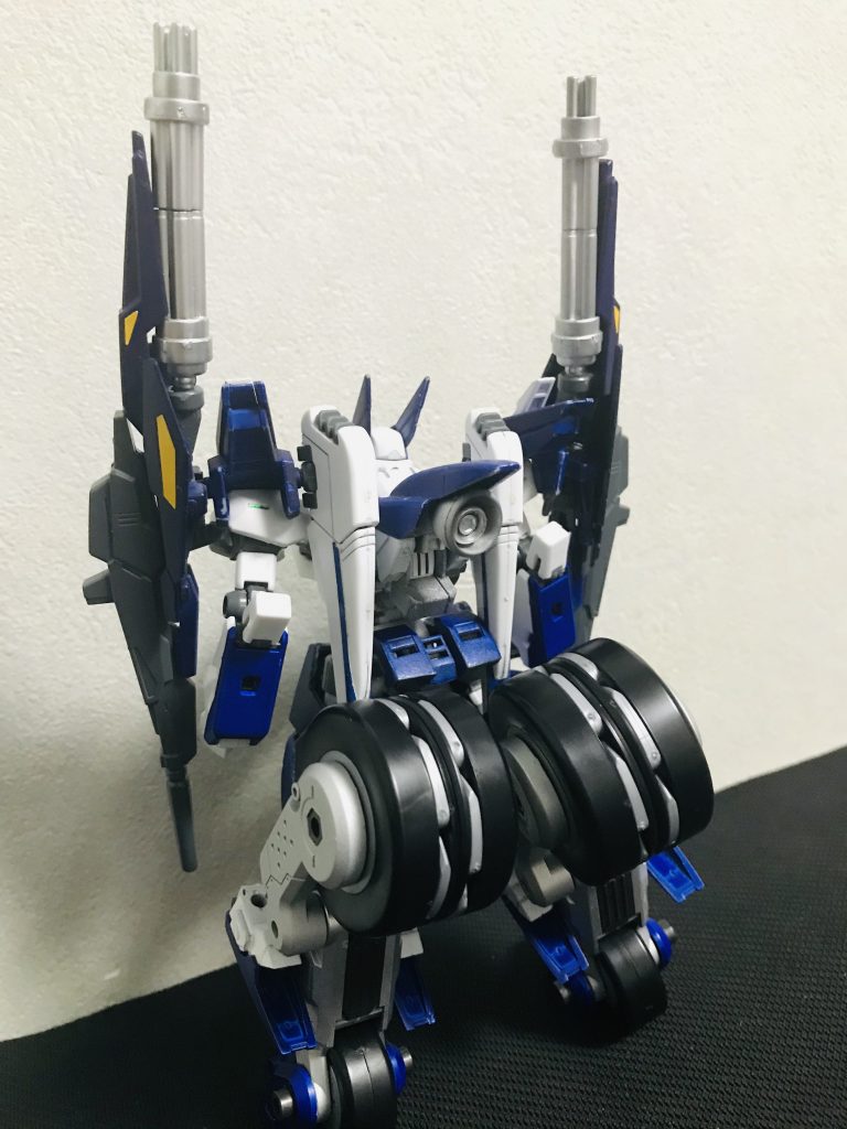 ・バックショット何より目に入ってくるのは巨大なタイヤの付いた脚。前回はシンプルながらもカスタムされた上半身と比べるとやや頼りない脚部だったが、今回は脚部の延長とパーツ増設により全体的にパワフルなものとなった。