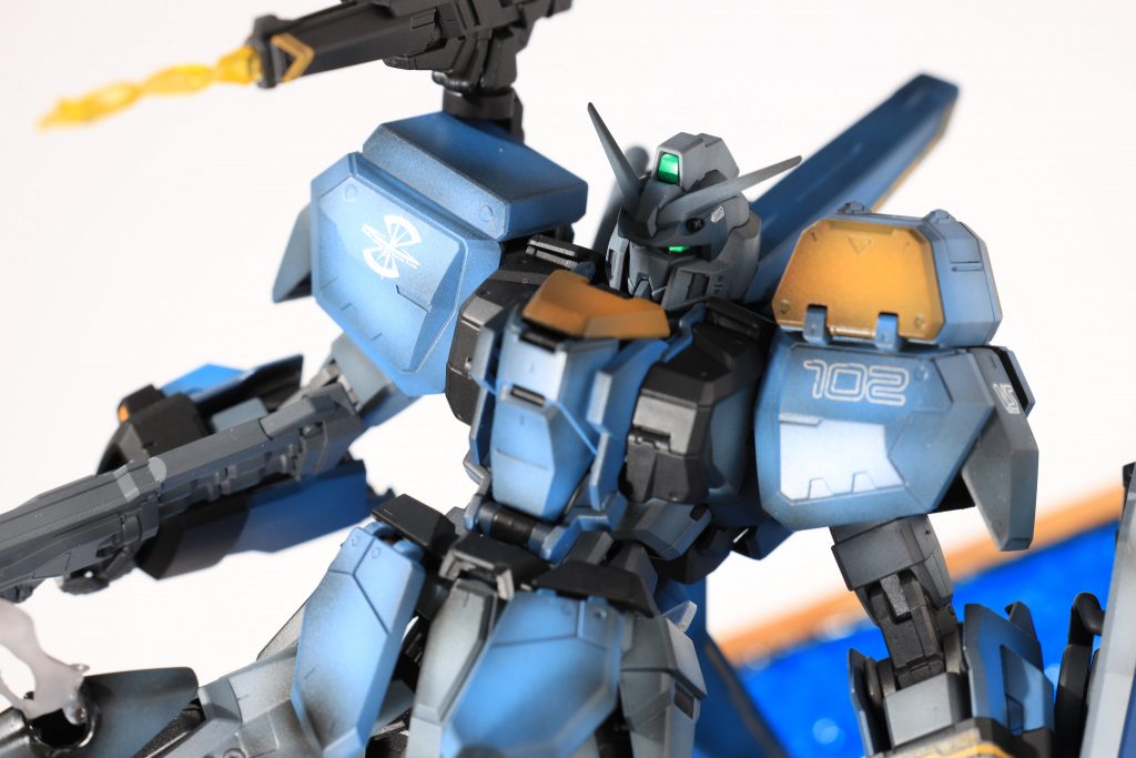 右足を被弾しながらも、右肩のレールガンを連射しストライクのライフルを破壊するシーン。ただではやられないイザークのプライドを作品で表現しました。