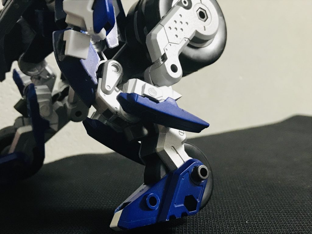 ・脚部前回の問題点は比較的に防御力の薄い脚部周りと、重要なパーツのタイヤを破壊されると立ち上がれず、背中のバーニアのみで動かなければならないというピンポイントなダメージによる機動力の大幅な低下。今回は「脚部の耐久力」と「足らしい足」と「ローラーダッシュ」と「計4基のスラスターの増設」と「バイクモード時での専用タイヤ」と「攻撃力の増強」という6つのカスタマイズが施された。MS時でも素早い動きを手に入れる事、宇宙戦等のバイクモードが上手く活かせない状況下での対応という面でも強化されている。