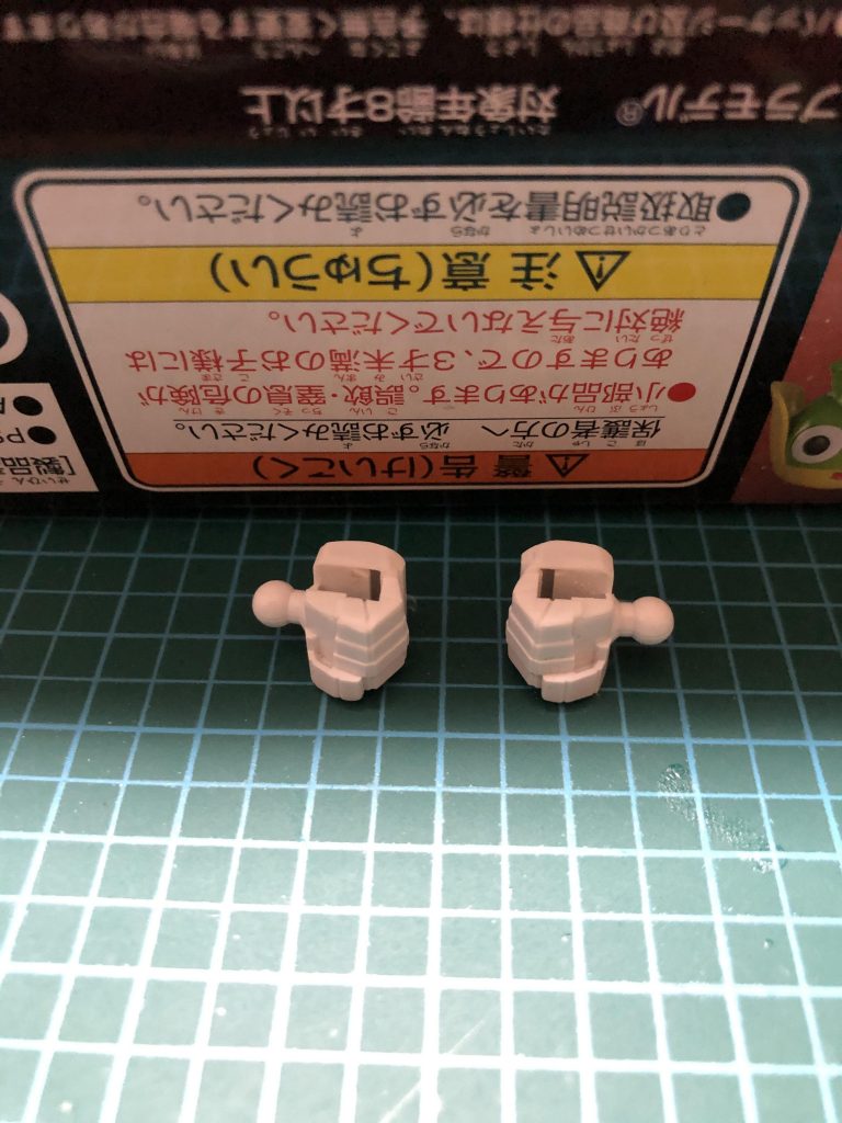 今回は握り手の肉抜きを、プラ板で塞ぐのにもチャレンジしてみました。