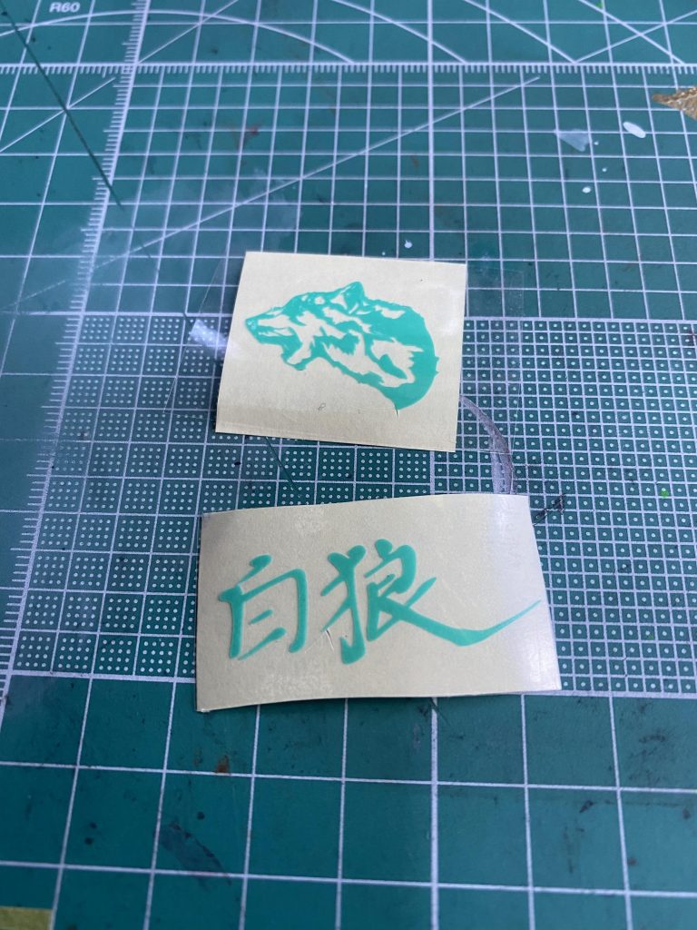 カッティングマシーンでマスキングシートを制作。