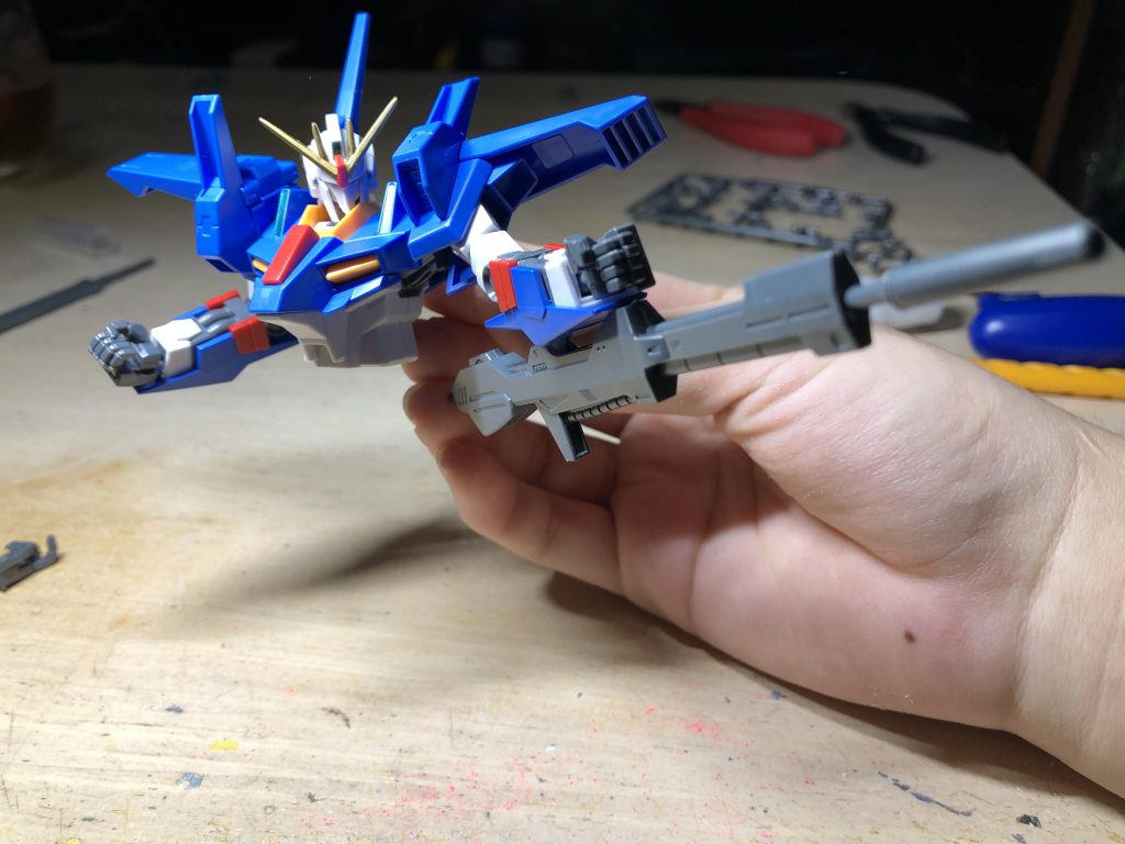 余剰のZⅡビームライフルに自作のピンを付け、腕に装着できるようにしました