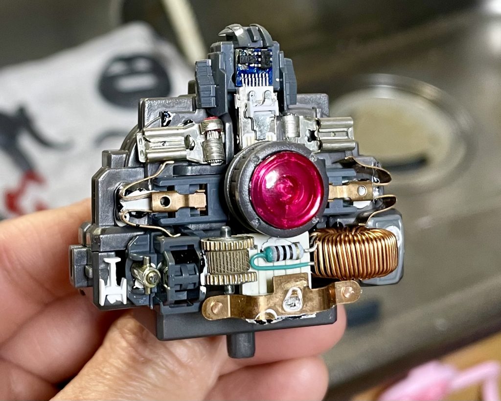 内部にジャンクを盛った状態です。盛るのめちゃ楽しかったです。