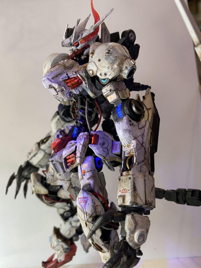 蛍光塗料は外装部は主に赤系、フレームは青系で発光するように塗装。指はもっと表情をつけたかったので全て1度切り落として真鍮線で繋ぎ直してます。多少ですが屈曲出来ます。装甲は傷だらけですが、フレームには傷ひとつ無いのもこだわりです。