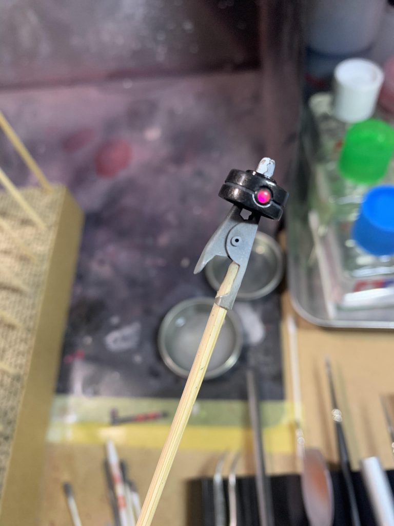 モノアイがキット付属のシールによる再現だったので基部に穴をあけMSGの丸モールドを埋めてモノアイとしました。レンズはレジンを塗り込んで再現してあります。庇にも0.5mmのプラ板を貼り開口部を狭くしています。