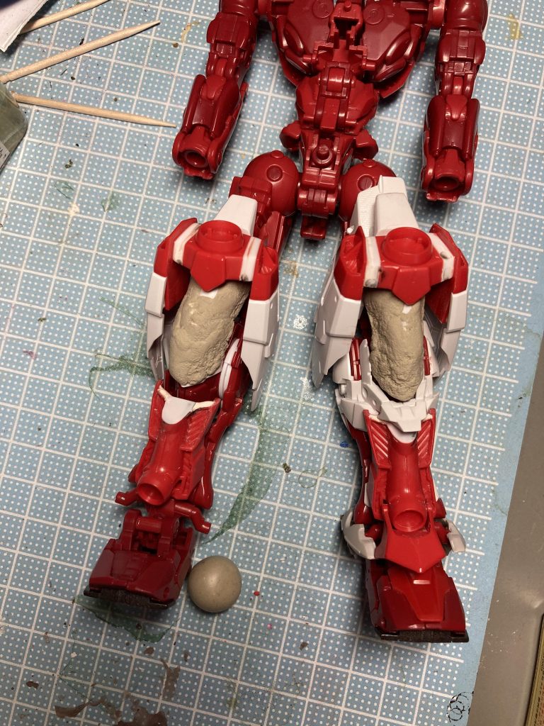 膝は戦国アストレイの物を左右に3mmずつ幅増しして、ハイレゾレッドフレームとMG戦国アストレイの膝アーマーをそれぞれ切断接着した後はパテで整形しました。
