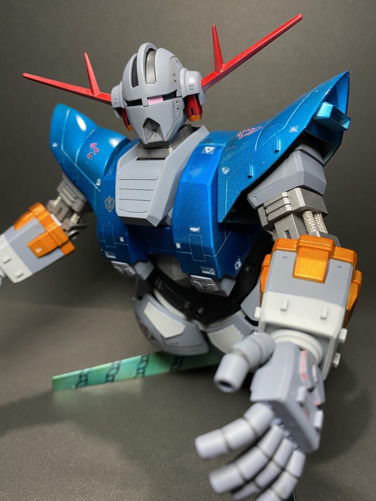 顔はちょっと怖めに