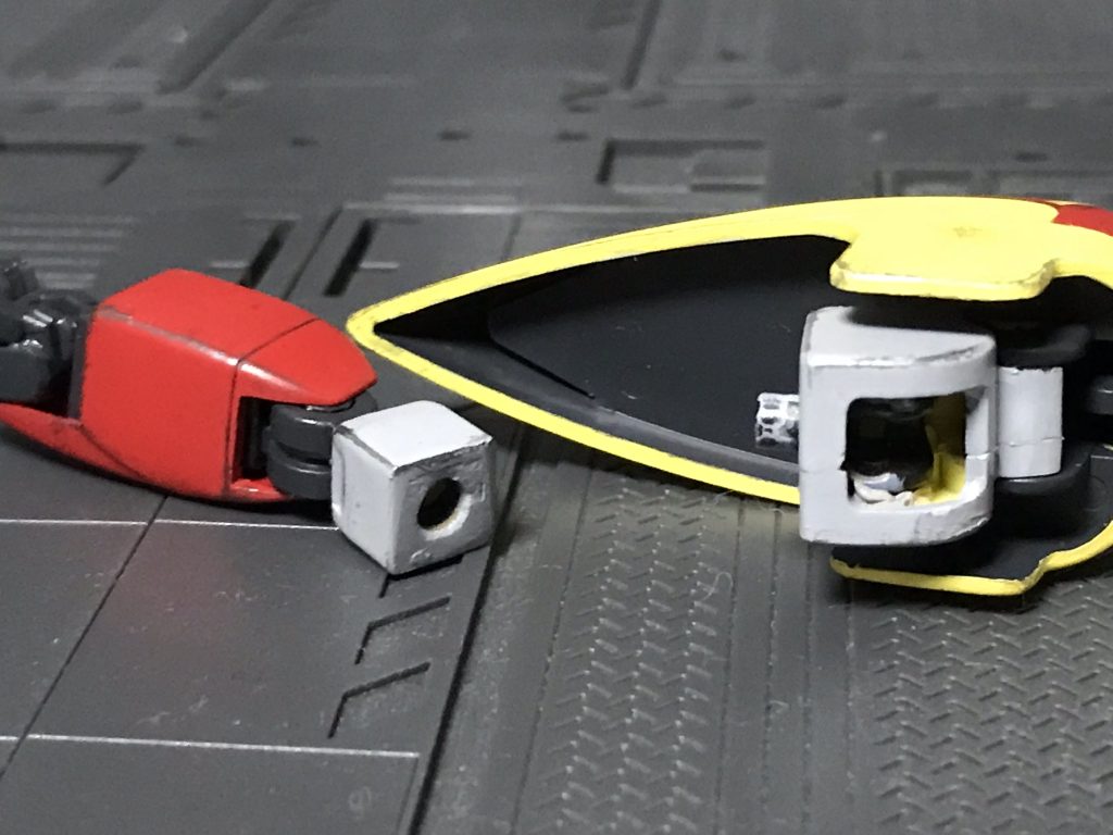 肩アーマーと肘関節もGフレームを移植してます肘関節が分厚く素キットにそのまま移植できないので素キットの肘周りを削ってます肩アーマー内部は見えない箇所だから結構雑な移植の仕方してますね…
