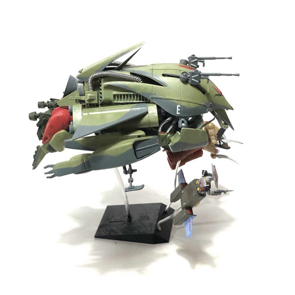 よこ1/550ガンダム、ザクレロと。装備はメガ粒子砲2門及び10機のビット。とても巨大で後部の部分はビットコンテナでビットと連携してのオールレンジ攻撃を行う。