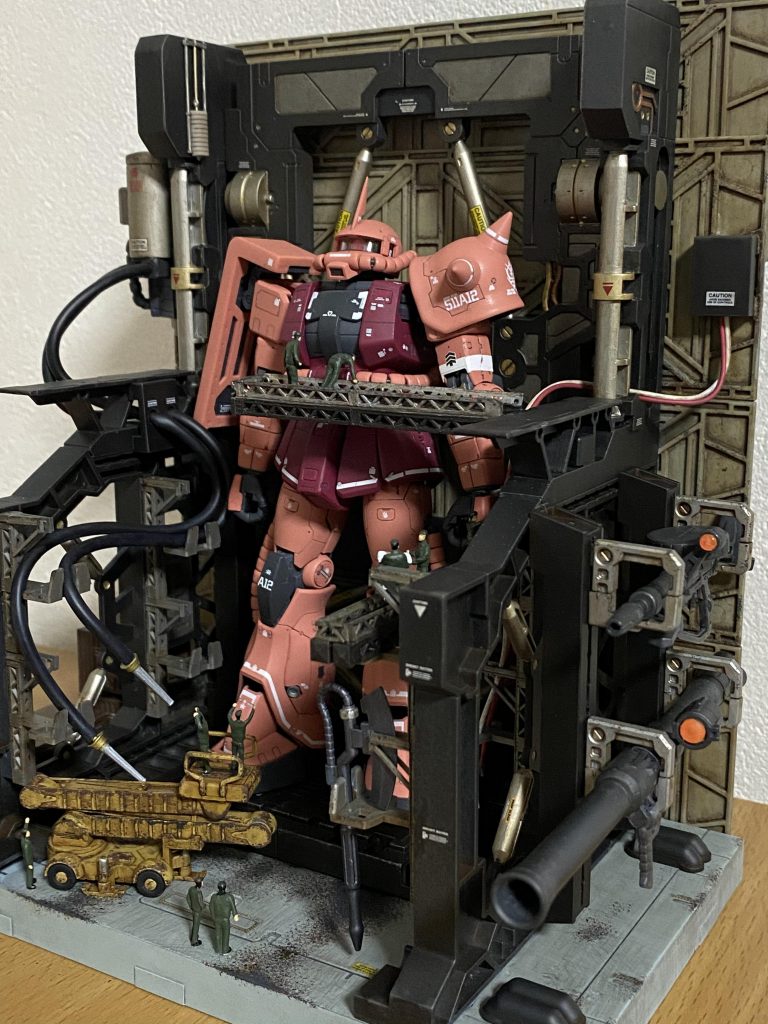 電源板ぽいのも制作。あとはMG 06Sからリフトと、ジオコレ の人形を設置して配置。(流石にジオン塗装は出来ずそのまま使用。)