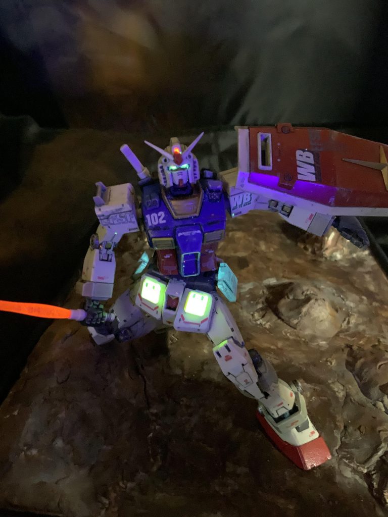 ライバルのガンダムはHG originを使用 このキットは良いキットですねぇ 合わせ目消し等殆ど要らず、可動域もすごく広い 初心者の方にもおすすめかと