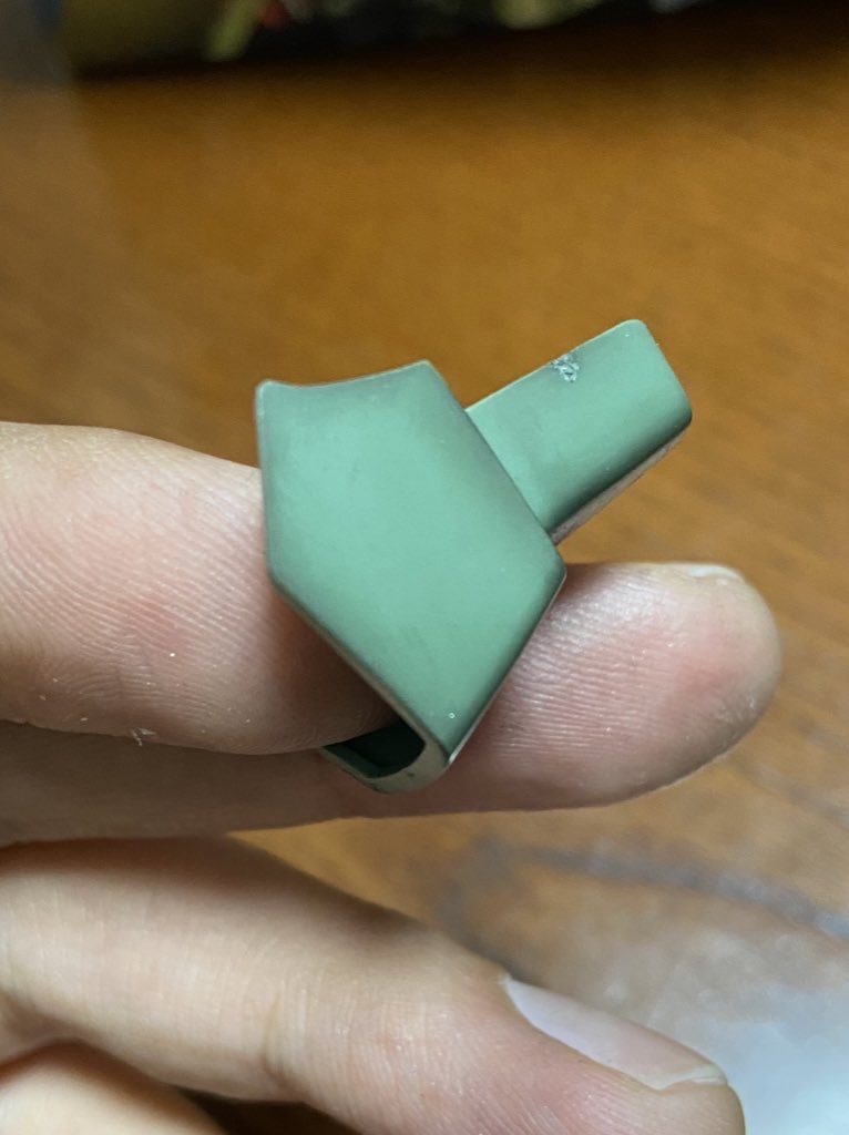 以下制作工程。１日目切り出したパーツをメラミンスポンジで表面処理→エッジ・影部にウェザリングマスターをぐりぐり。軽いヒケならこれでOKなんですね✨