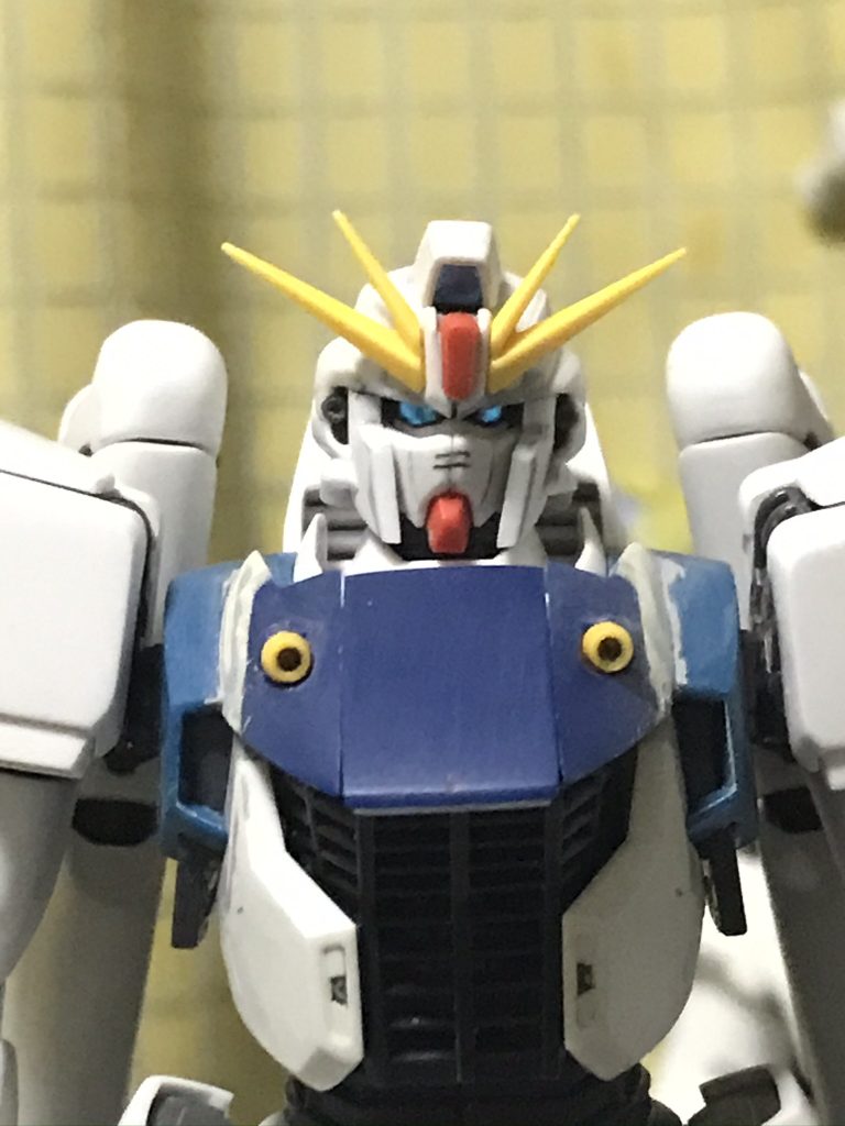 フェイス部分は可動式を選択。キットのままだと造形上、顔の真ん中に筋彫りがきてしまう。それが嫌だったので筋彫りを削り込んで0.3mmプラ板を接着。乾燥後にプラ板部分をほんの少し削って調整し、フェイスが閉じるようにしています。